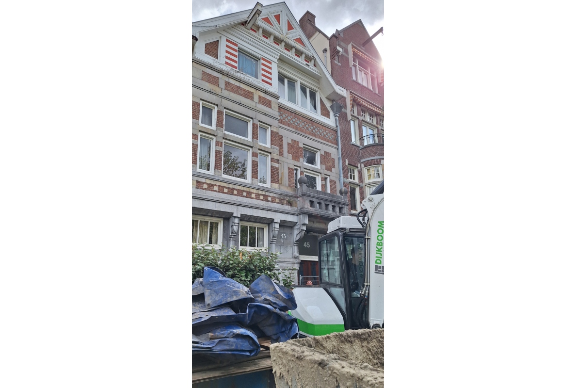 Dijkboom Bobcat E55 mini excavator at Amsterdam canal house