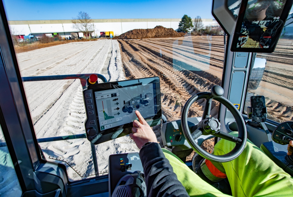 In this next generation of the WR series Wirtgen relies on a revised and improved operating concept that enables particularly efficient and cost-effective operations.