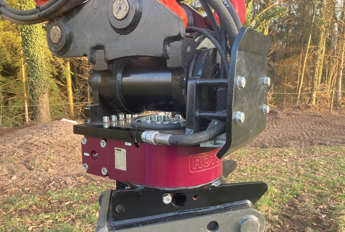 This combination is now available in two versions, depending on the task: Either more working range and oil quantity is needed or flat construction and higher break-away-force.