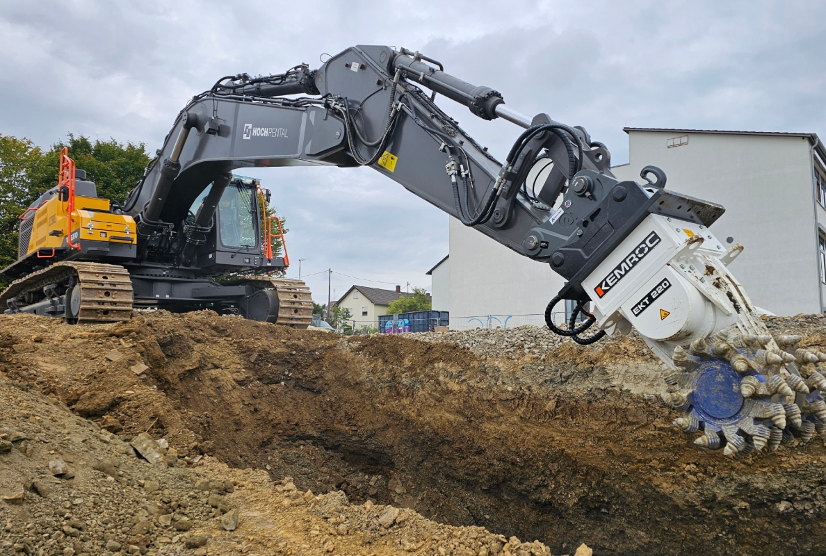 In consultation with KEMROC´s sales consultant, the 75-tonne excavator was equipped with a KEMROC EKT 220 rotary drum cutter attachment.