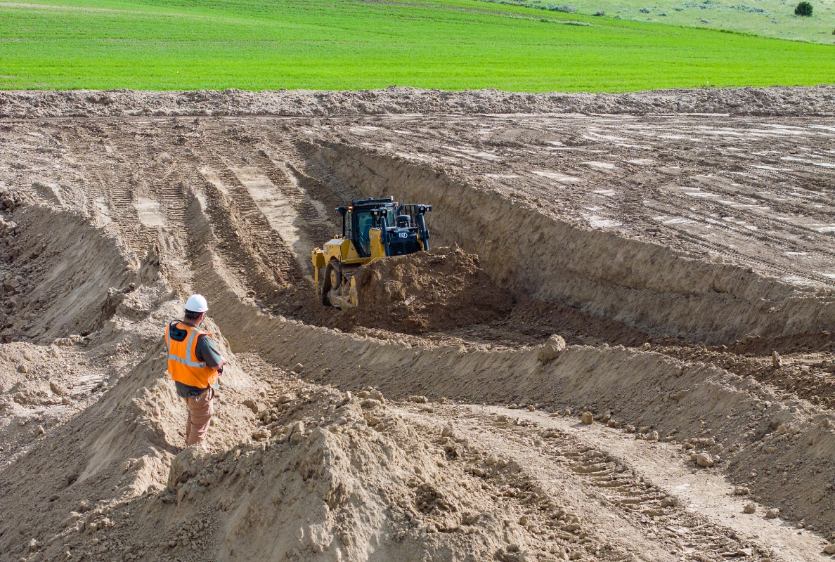 Plug-and-play remote control technology brings Cat Command to the D8 for additional safety in hazardous environments. 