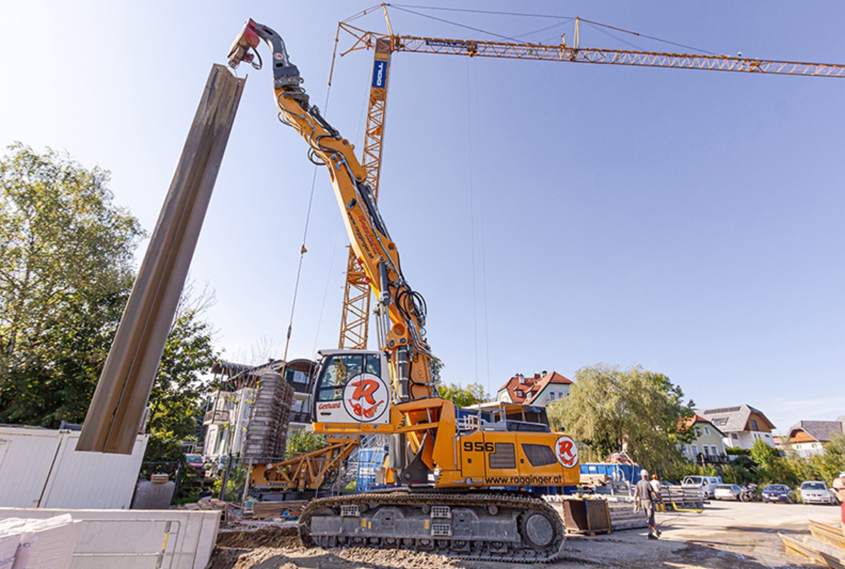 With a 15 m hook height, the R 956 crawler excavator is capable of lifting even large sheet piling walls.