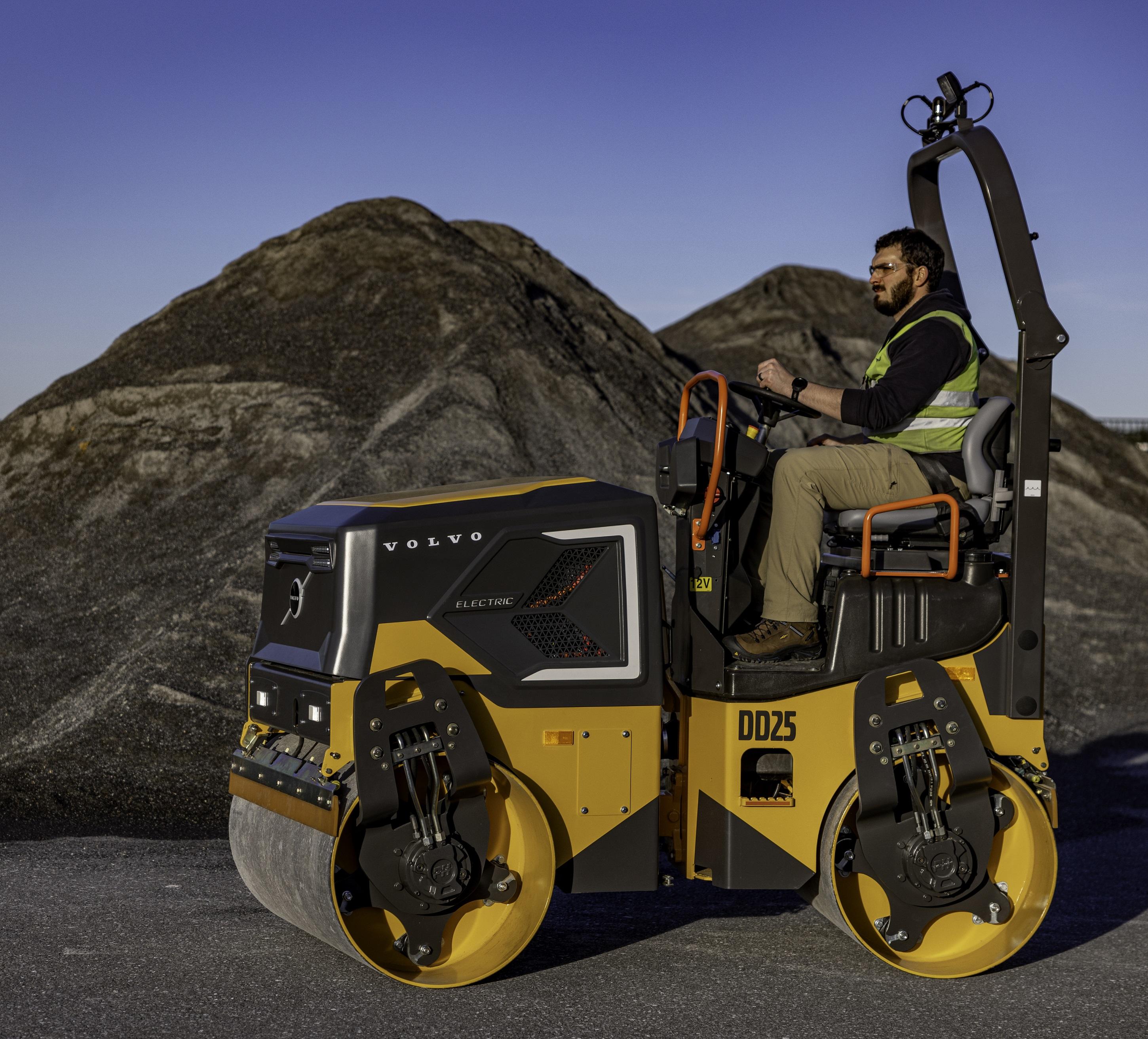 The DD25 Electric is a zero-exhaust emission compact double-drum asphalt compactor.