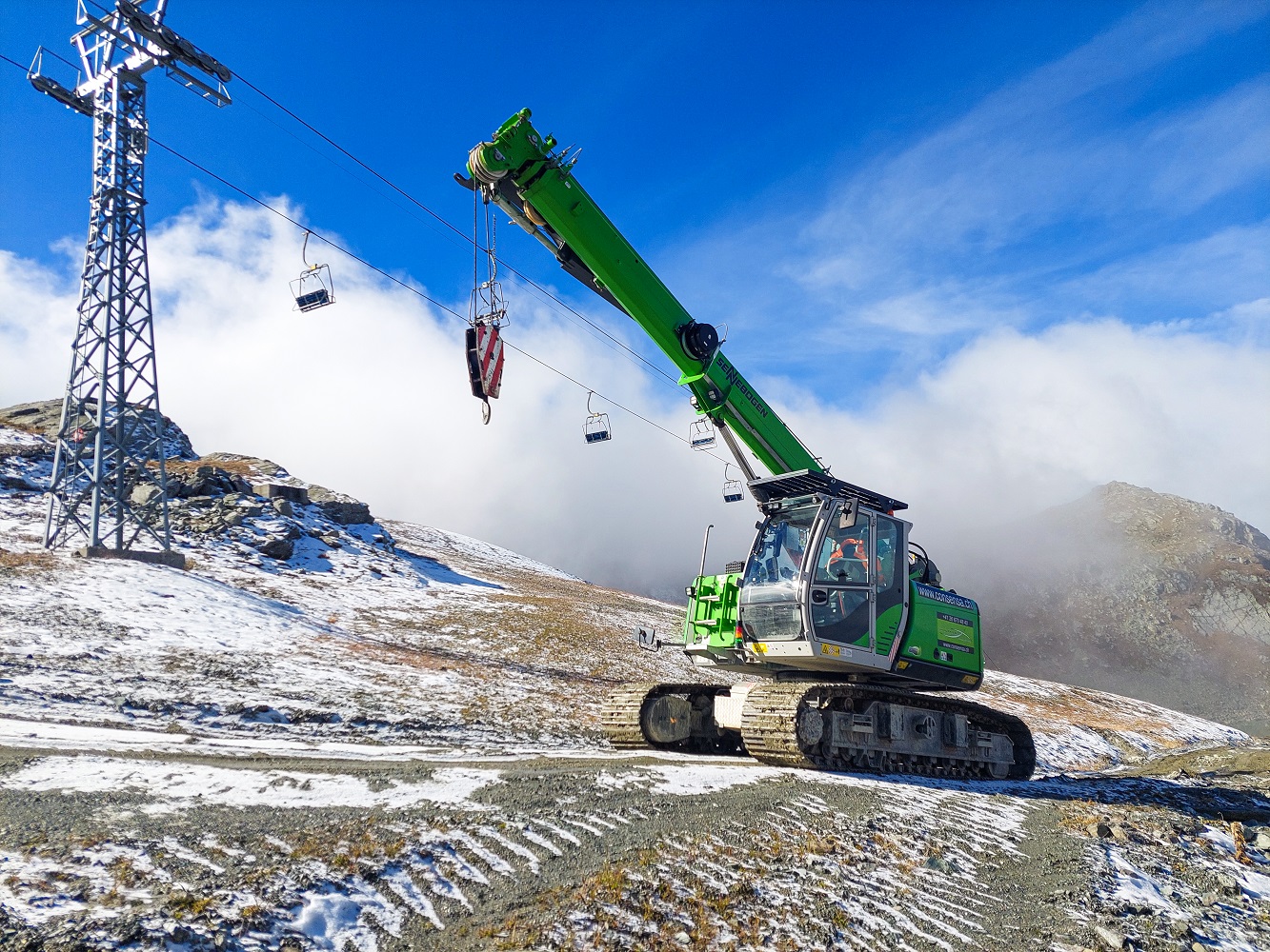 The telescopic crane independently overcomes the remaining 700 meters in altitude to the construction site with its own travel drive.