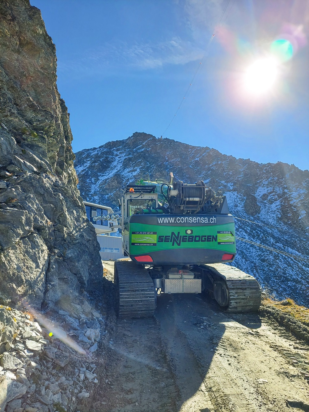 The compact telescopic crawler crane maneuvers on its way to the construction site on mountain roads, some of which are not even 3 m wide.