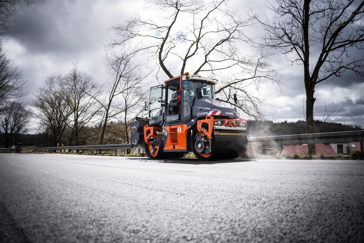 Smart Compact Pro in action on the L3161 between Olberode and Christerode. Automated compaction based on real-time asphalt density.