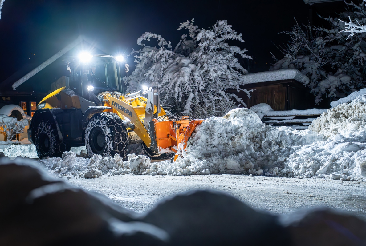 The powerful mid-sized Liebherr wheel loaders can clear large amounts of snow with ease, efficiency and speed.