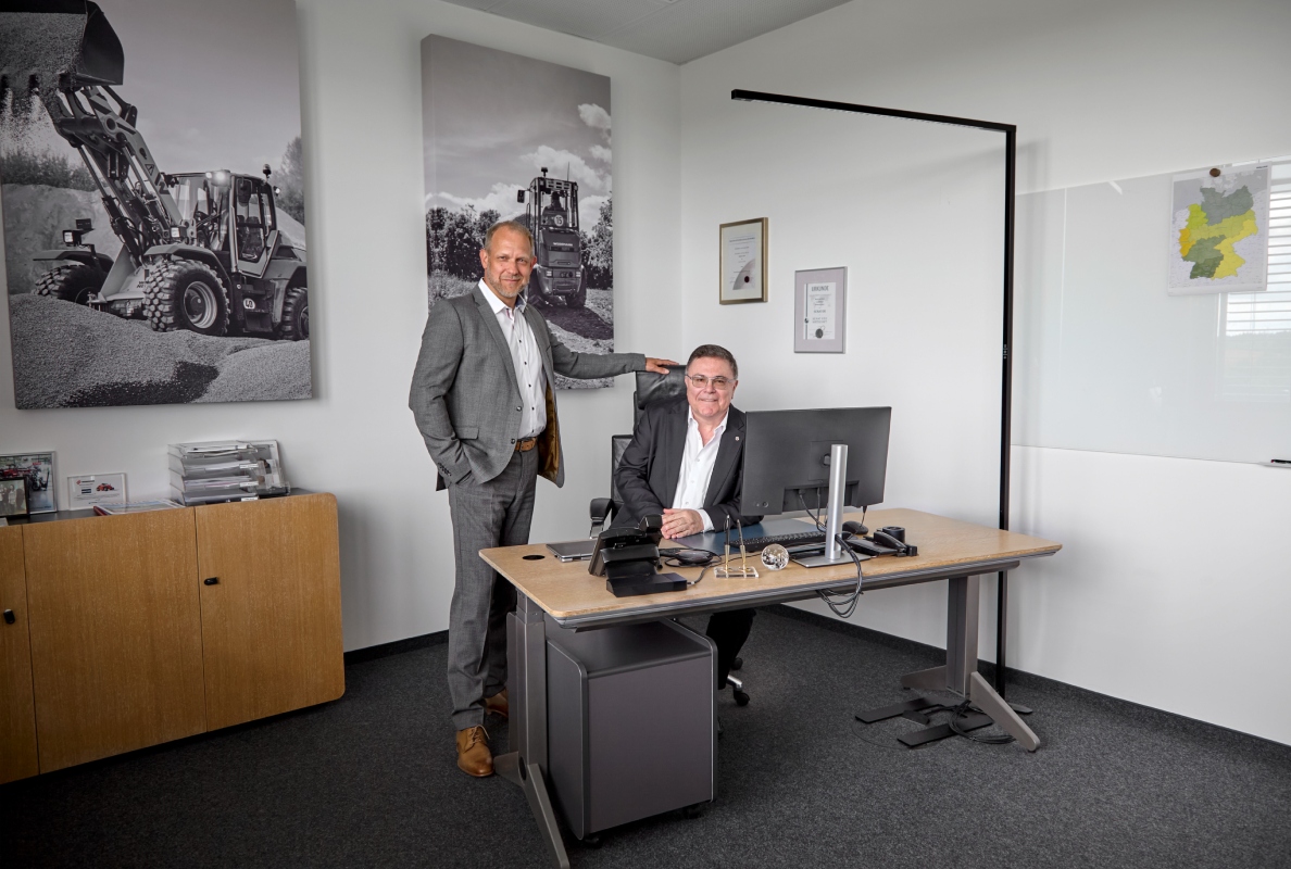 A significant moment for Weidemann: After more than 20 years, Bernd Apfelbeck (right) hands over responsibility as Commercial Managing Director to Andrew Voigt.