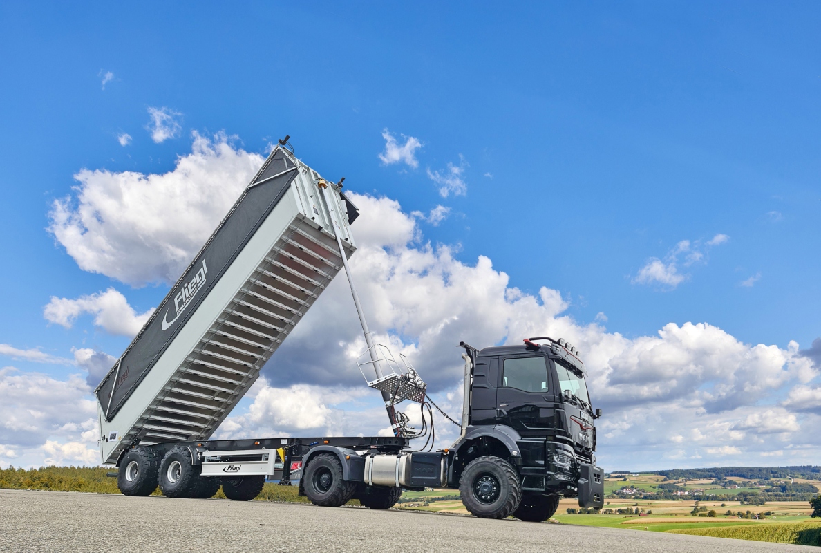 Efficient and versatile: Fliegl tipper semi-trailers in combined transport