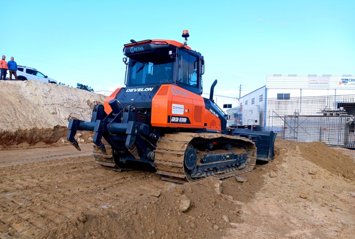 New Develon DD130 Dozer at CS Retail Construções