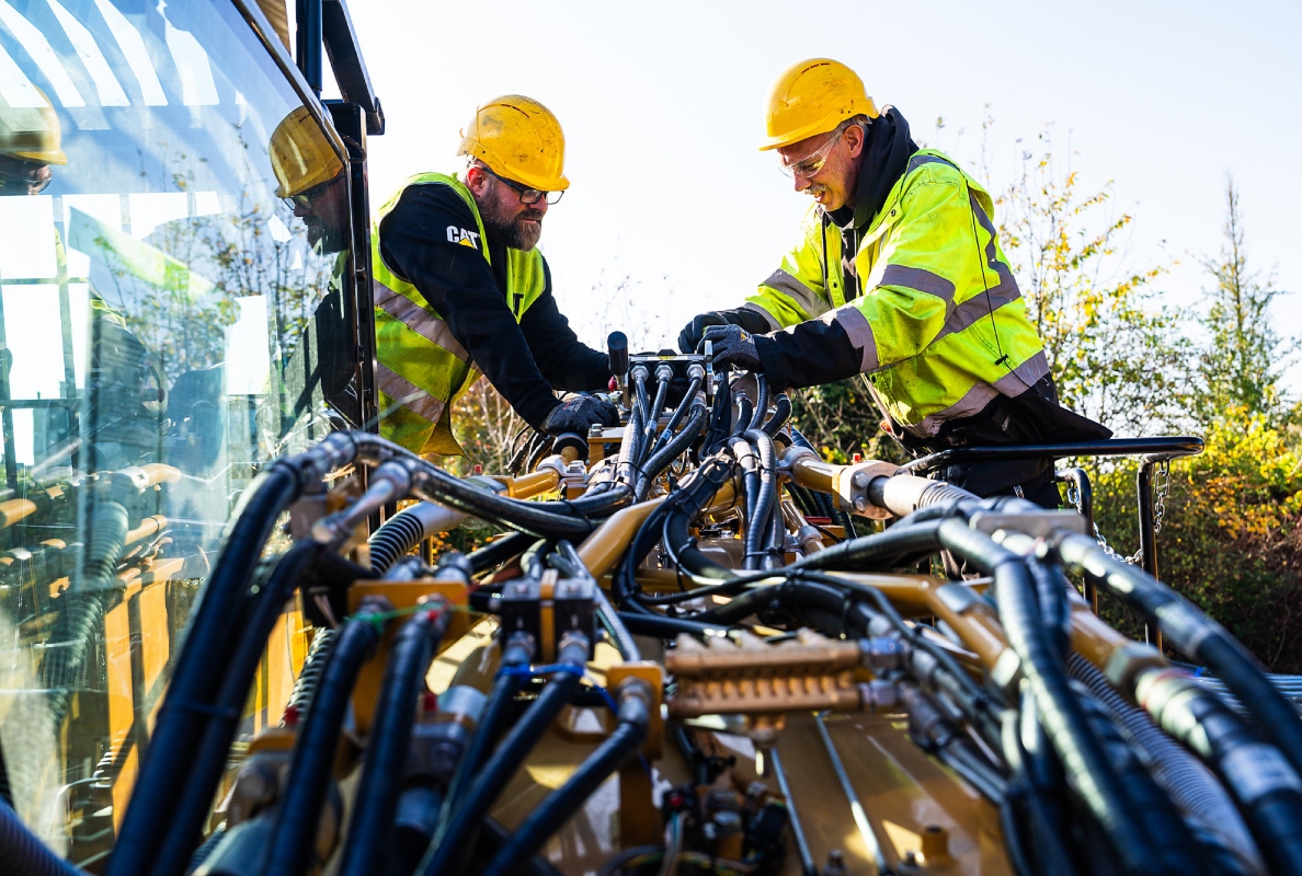 Combined with the 15-minute boom swap, the hydraulic variable undercarriage of the Cat® 330 UHD makes the setup fast and gives operators more uptime.