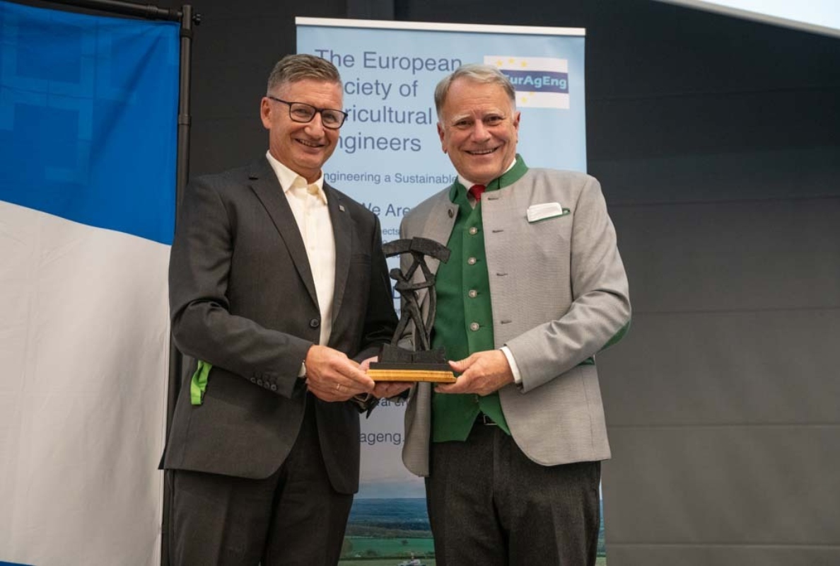 Markus Baldinger (Managing Director research and development PÖTTINGER Landtechnik) congraturates