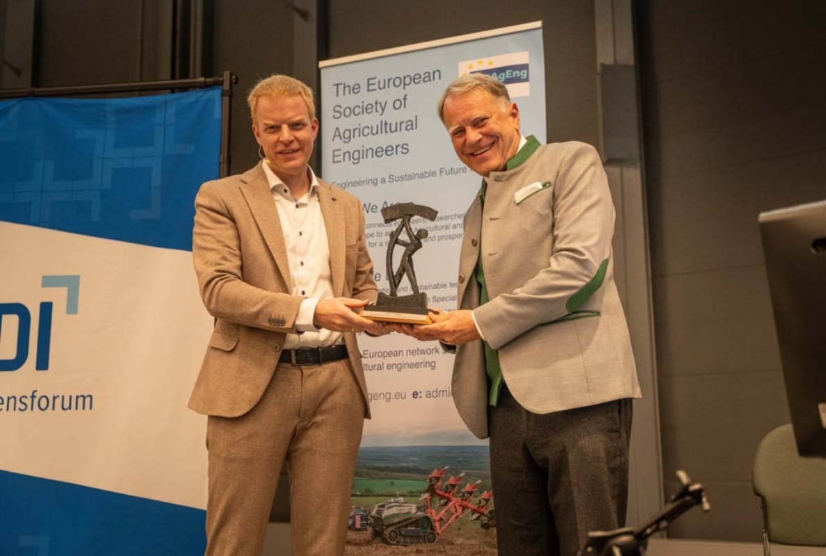 Klaus Pöttinger receives the den Award of Merit from laudator Boris Kettelhoit
