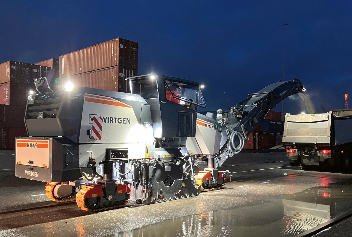 The enclosed cabin of the Wirtgen W 150 F(i) provides a comfortable working environment for the machine operator.