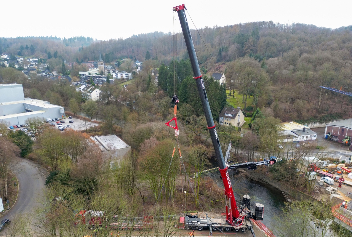 The LTM 1650-8.1 lifts the 85-tonne girders from the transport vehicle.