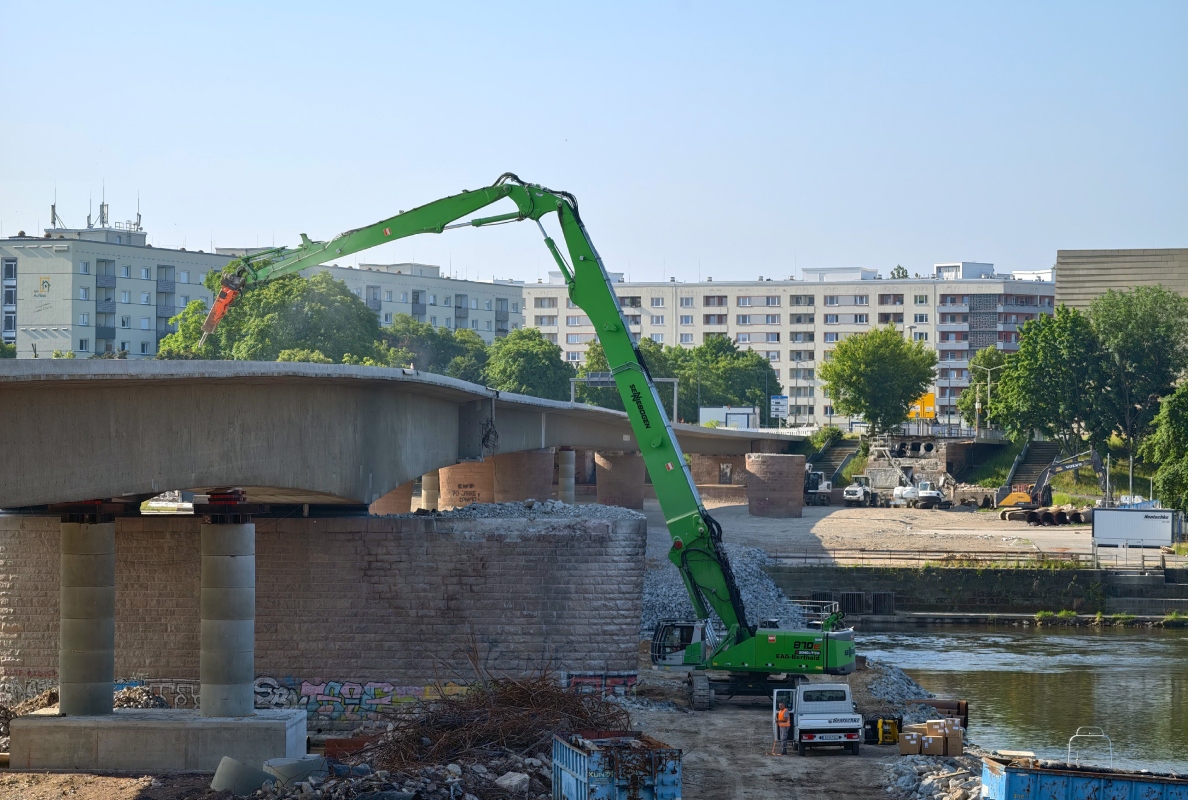 The SENNEBOGEN 870 E Demolition brought down the Carola Bridge in Dresden in a controlled demolition.