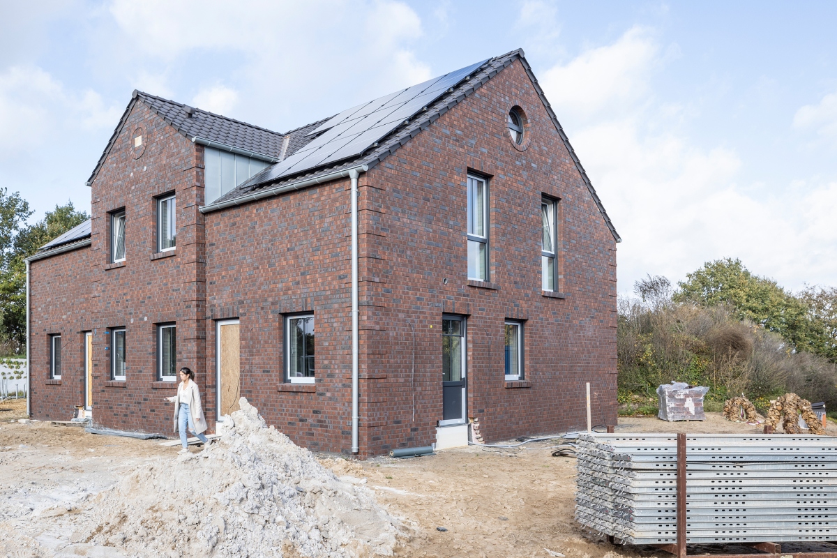 A residential estate comprising semi-detached and multi-familiy houses built to solid construction standards was developed in the Grünes Quartier in Steinfeld.