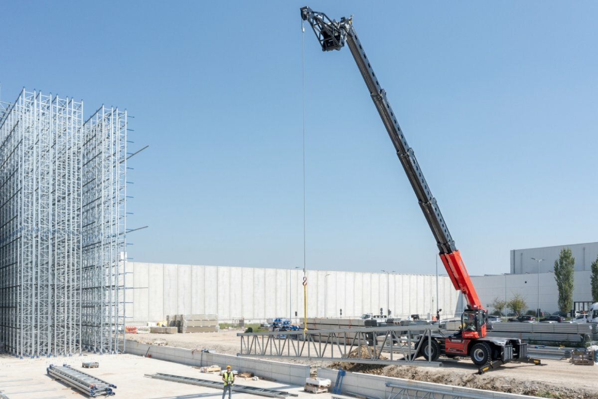 The new MRT 4080 combines the functions of a telehandler, crane, and aerial work platform into a single machine.