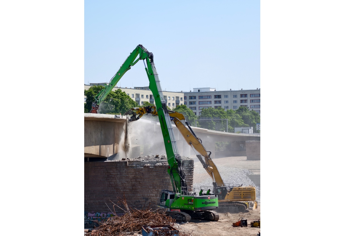 The road surface and the road slabs of the remaining bridge sections were removed using demolition hammers and demolition shears.