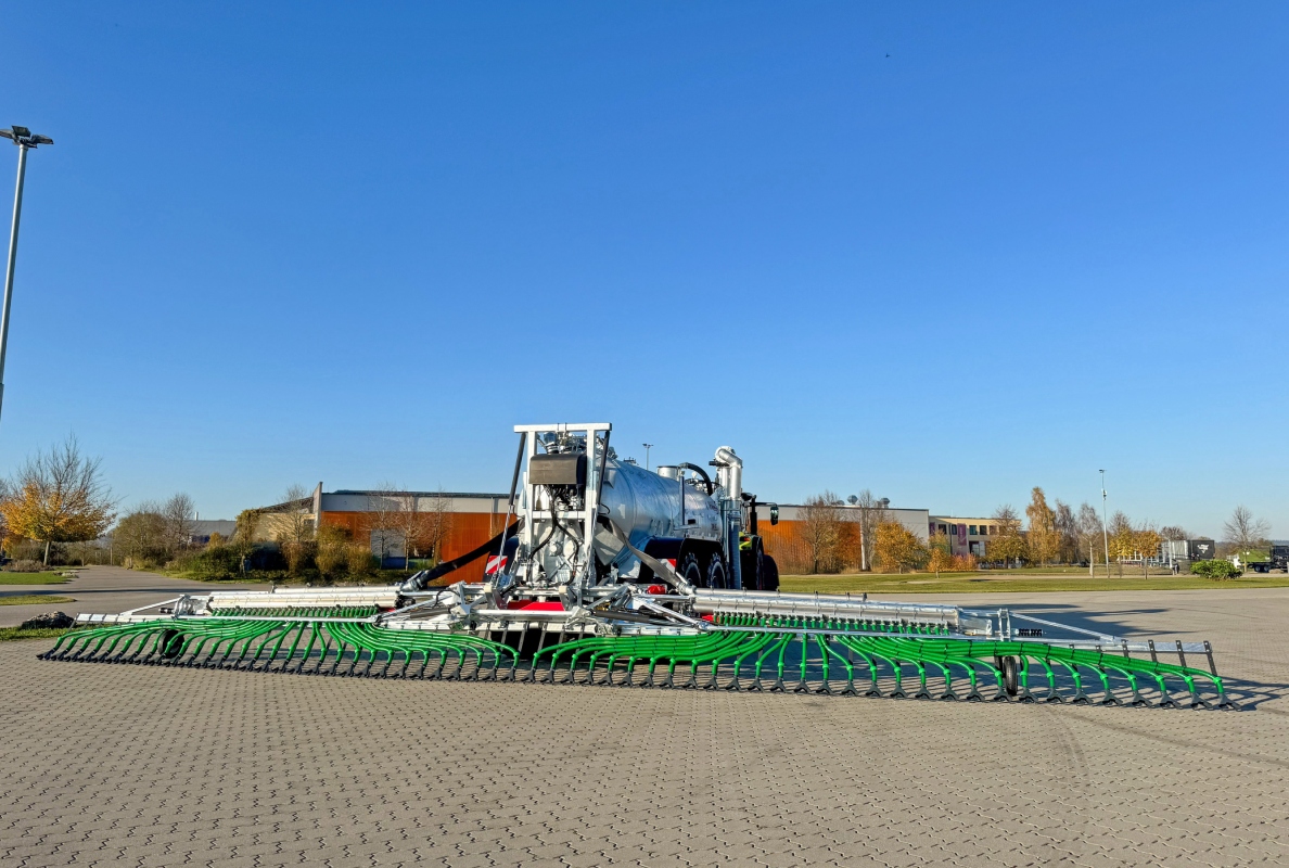 Fliegl presents the new SKATEMASTER trailing shoe spreader –slurry spreading close to the ground made easy!