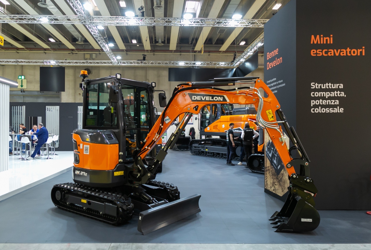 Double milestone at Samoter: Develon launches Series 9 and wins the Innovation Award with E-Stop technology