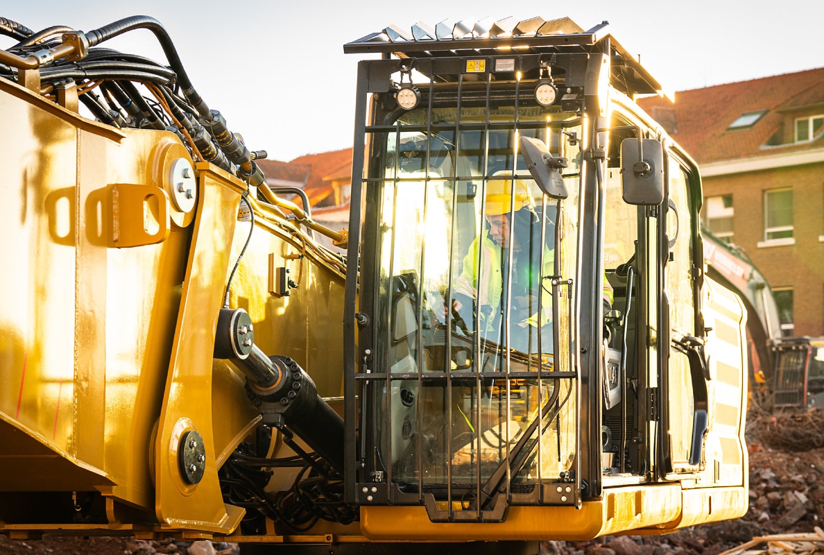 The Cat® 330 UHD deluxe