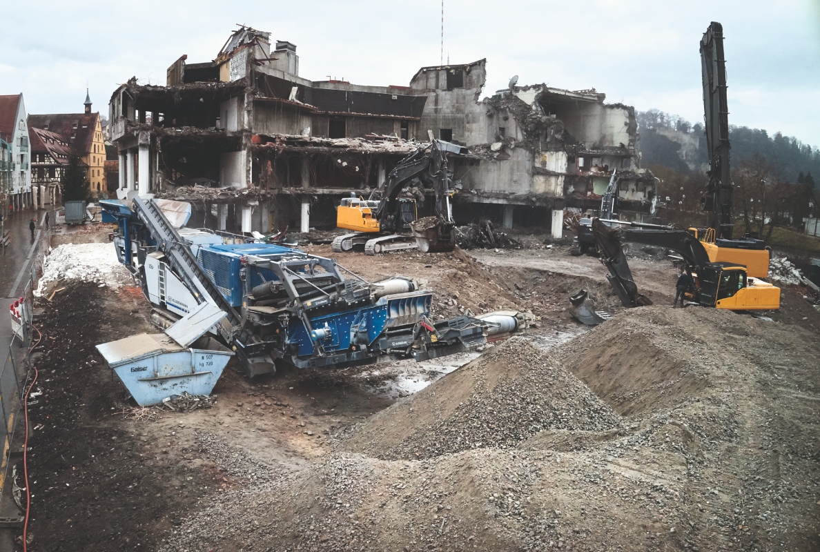Demolition work in inner-city areas is always a challenge.