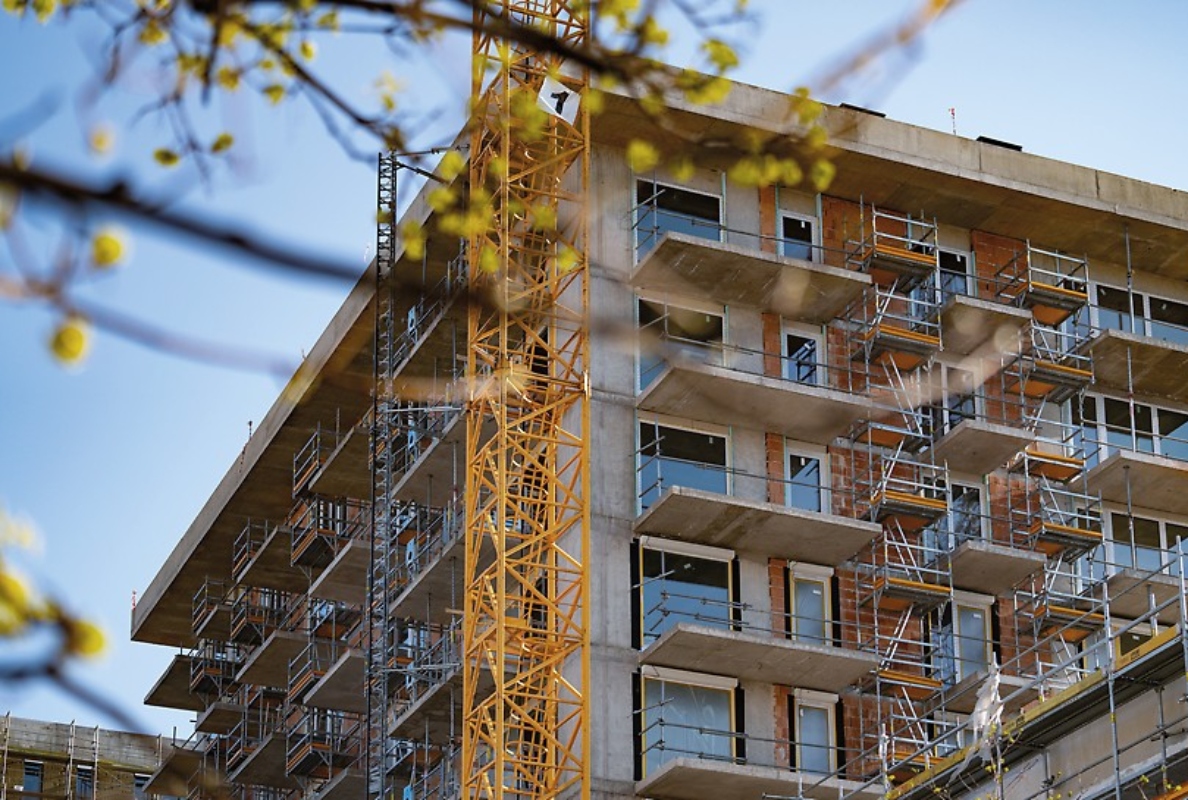 PERI UP Modular Scaffolding is being used between the balconies to assist with the installation of the planter boxes for the green façade.