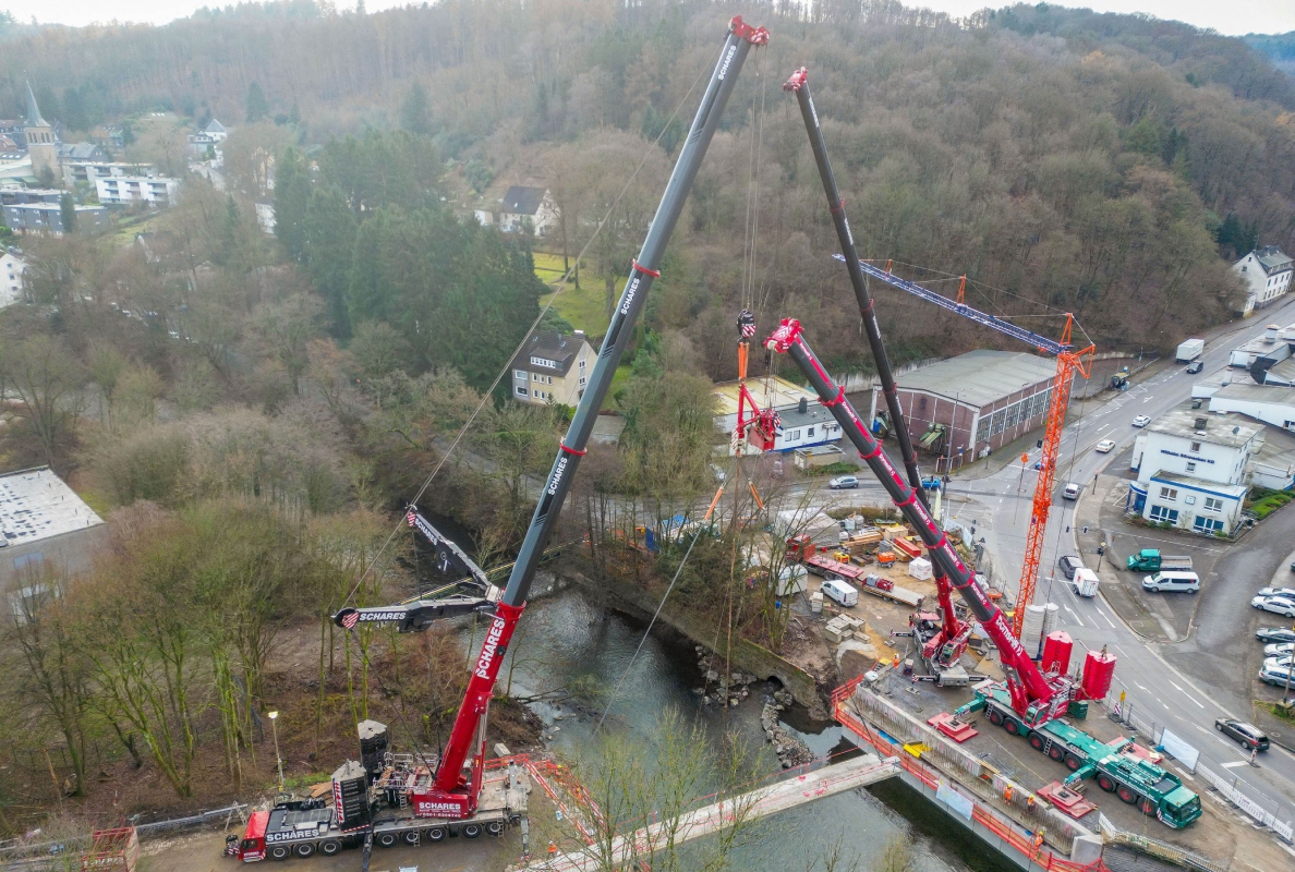 The LTM 1450-8.1 takes up part of the load over the Wupper. To do this, its hook is attached at height to a special triangular cross beam.