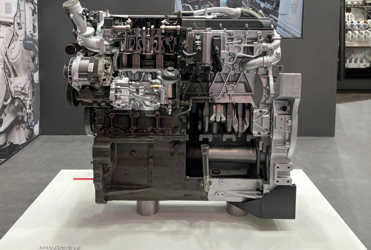 Cutaway model with comparison of a used and MAN Genuine Remanufac-tured ...