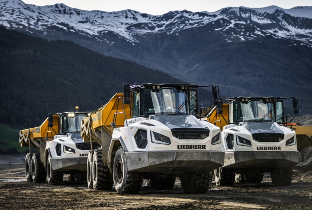 Ten Liebherr TA 230 Litronic dump trucks are involved in a major project at Lake Reschen in the municipality of Graun in Vinschgau (Italy).