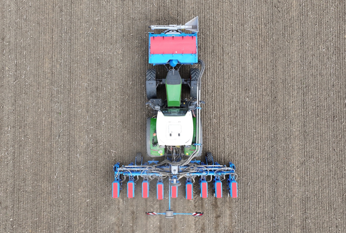 With the Faya MF, LEMKEN introduces its first classic precision seed drill for sowing row crops.