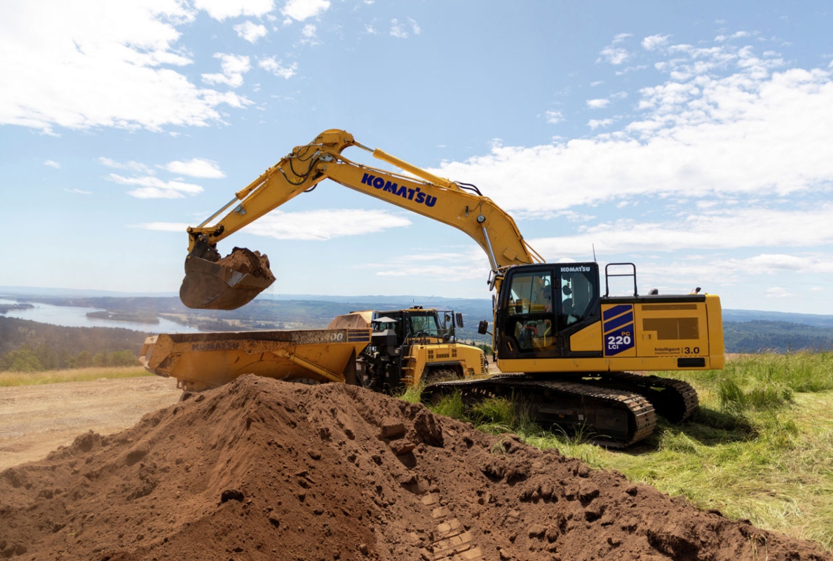 Komatsu went back to the drawing board and reimagined the cab, creating a working environment that’s comfortable, efficient and loaded with smart technology.