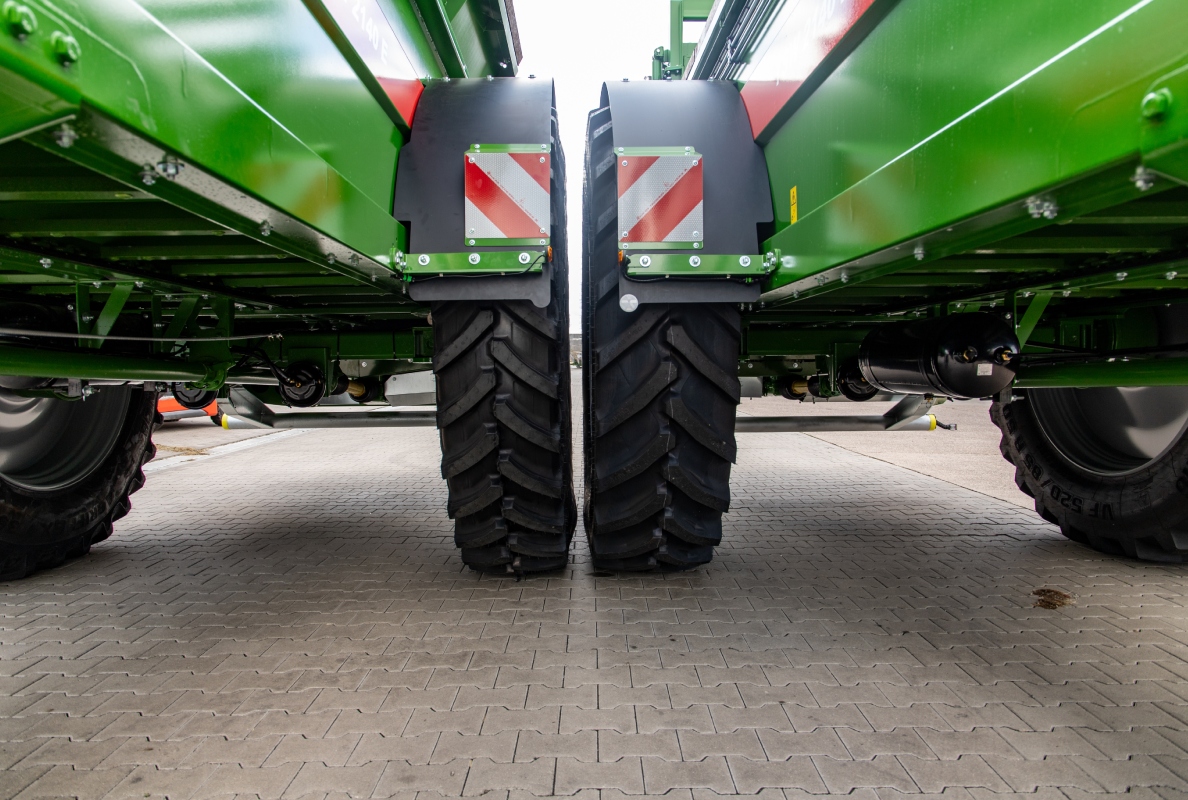 Comparison of the two tyres with EU type approval (CoC): on the left the VF 480/95 R50, on the right the new VF 520/85 R50.