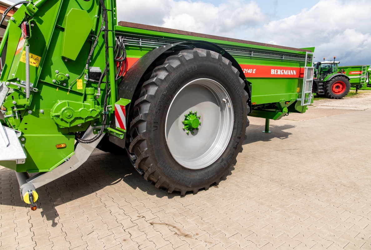 The TSW 2140 low-bed universal spreader with the new VF 520/85 R50 Trelleborg TM 150 TL 177 D tyres.