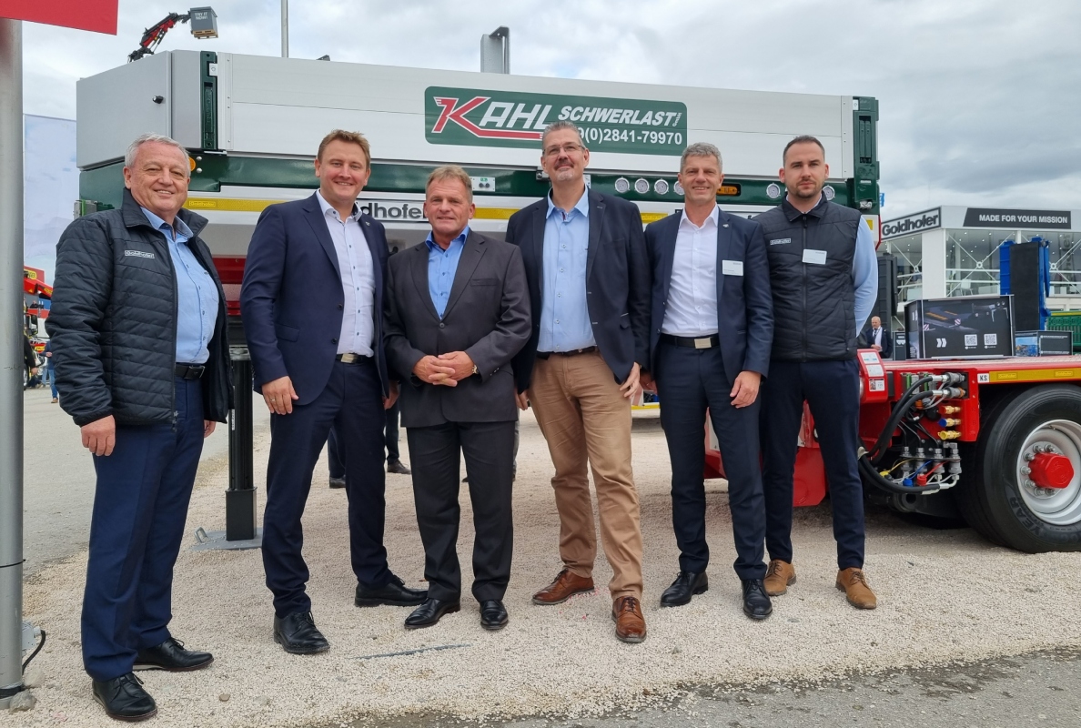 From left to right: Horst Häfele (Vice President Product and Project Management Goldhofer), Matthias Ruppel (CEO Goldhofer), Andreas Kahl (Managing Director Kahl Schwerlast GmbH), Marcus Pieper (Managing Director Pieper Schwertransporte GmbH), Robert Steinhauser (Vice President Sales & Service Goldhofer) and Dennis Leschensky (Director Sales Europe / North Africa Goldhofer)