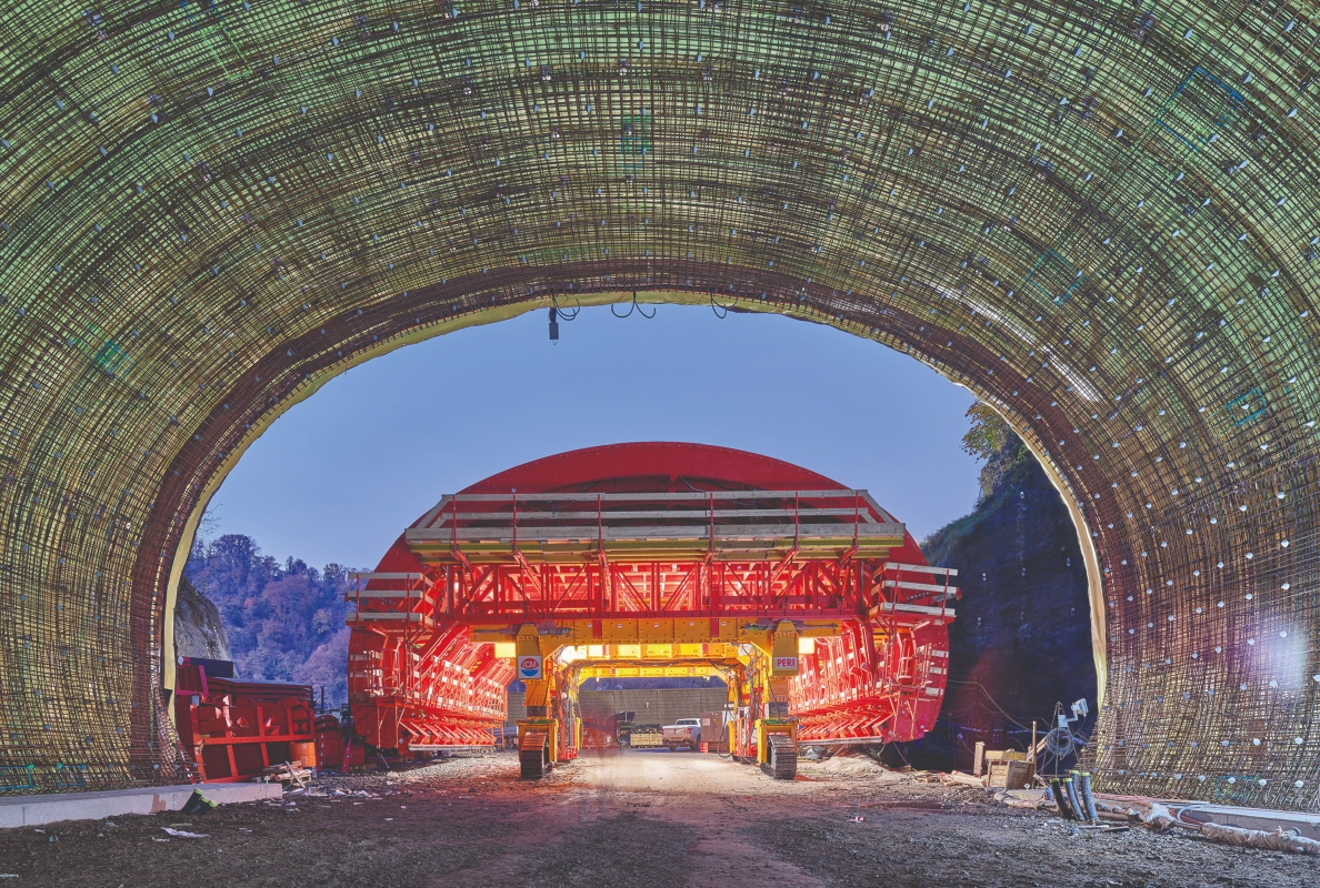 The A26 project stands out on account of its five different tunnel cross-sections. In addition, the bends feature tight radii of 50 m to 750 m and the tunnel gradients vary, making it difficult to implement the new transport network. 