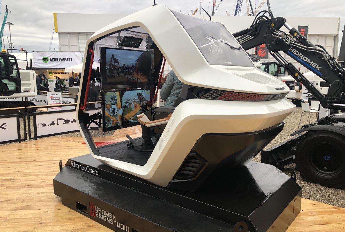 Remote-controlling operator cabin
