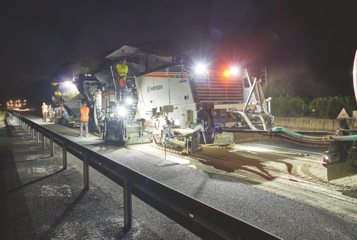 A cold recycling train from the Wirtgen Group was deployed for the rehabilitation of two sections of a major highway in Greece. On account of the high daytime temperatures, the work began in the evening and ended in the early morning.