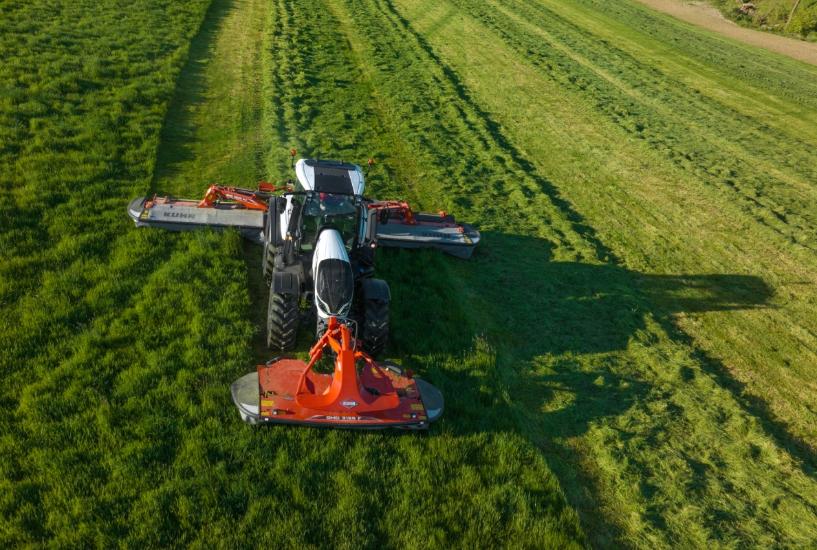 Disc mower with grouper featuring an auger GMD 9530 RV