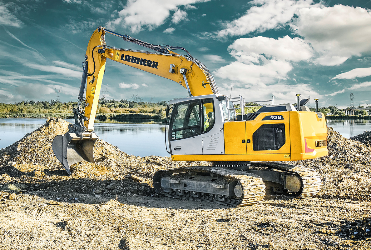 At Bauma 2022 the R 928 is presented with factory-installed semi-automatic machine control from Leica Geosystems.