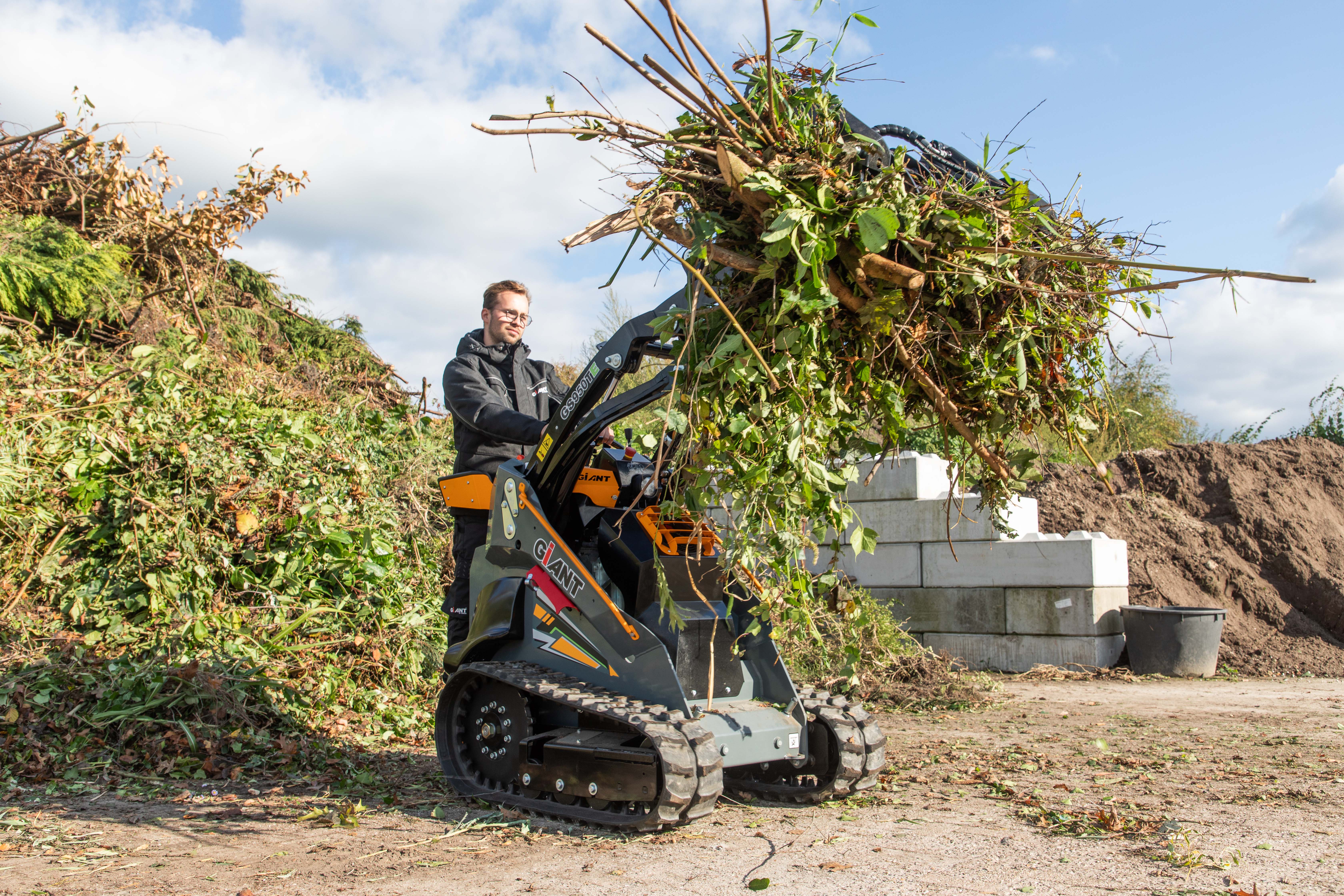 GS950TE with a branch clamp in action