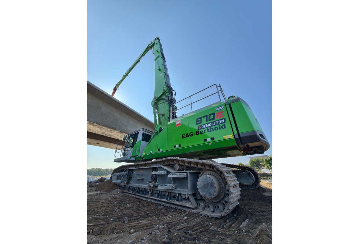 The 117-ton demolition machine from SENNEBOGEN has a reach of up to 36 m.