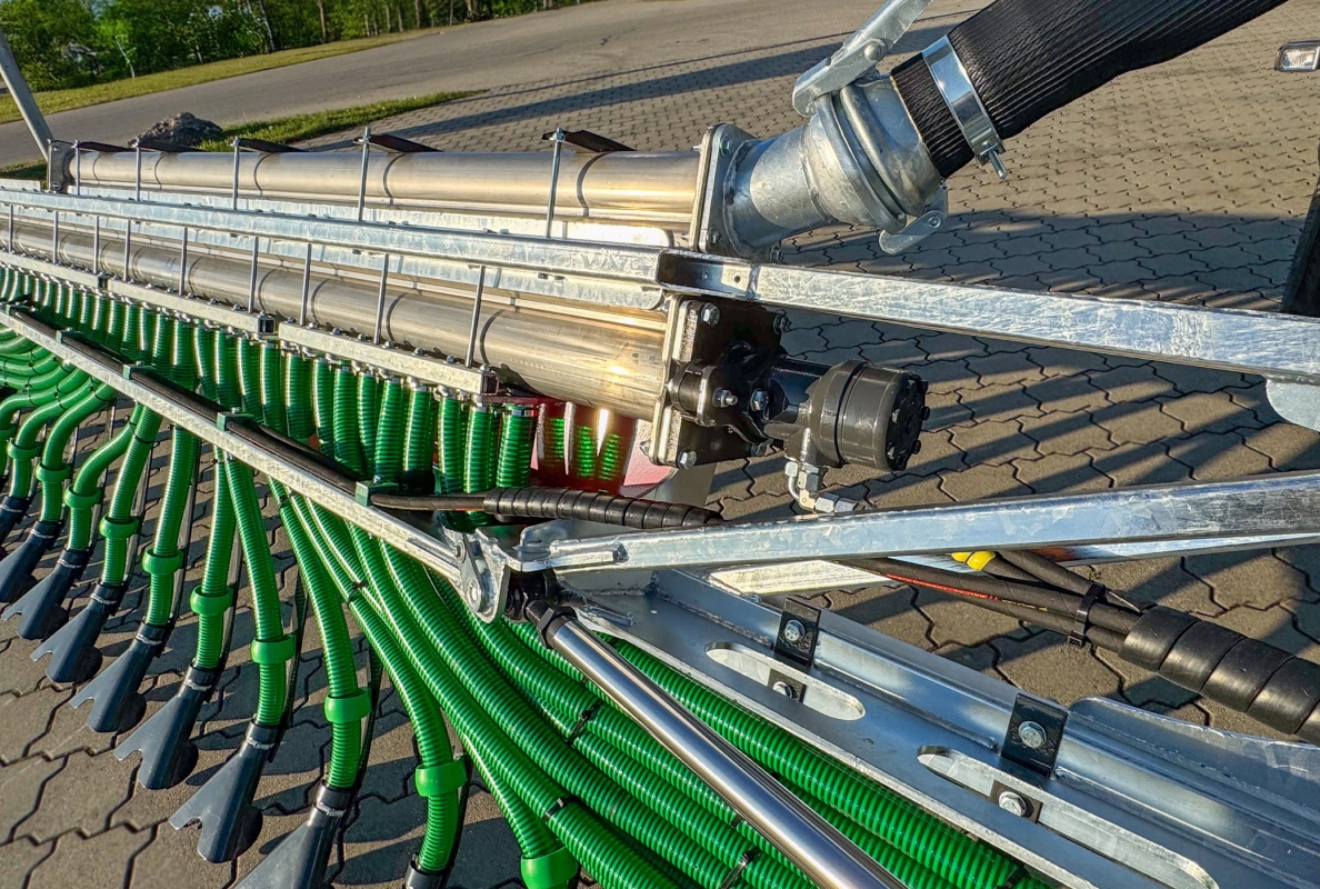Fliegl presents the new SKATEMASTER trailing shoe spreader –slurry spreading close to the ground made easy!