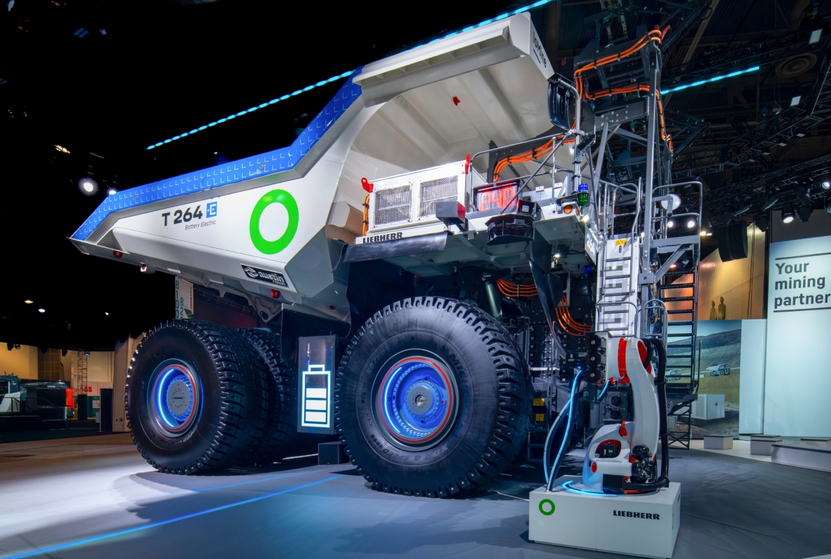The battery system of the autonomous T 264 mining truck is specialised in green technologies and enables both static charging via a robotic charging arm and dynamic charging.