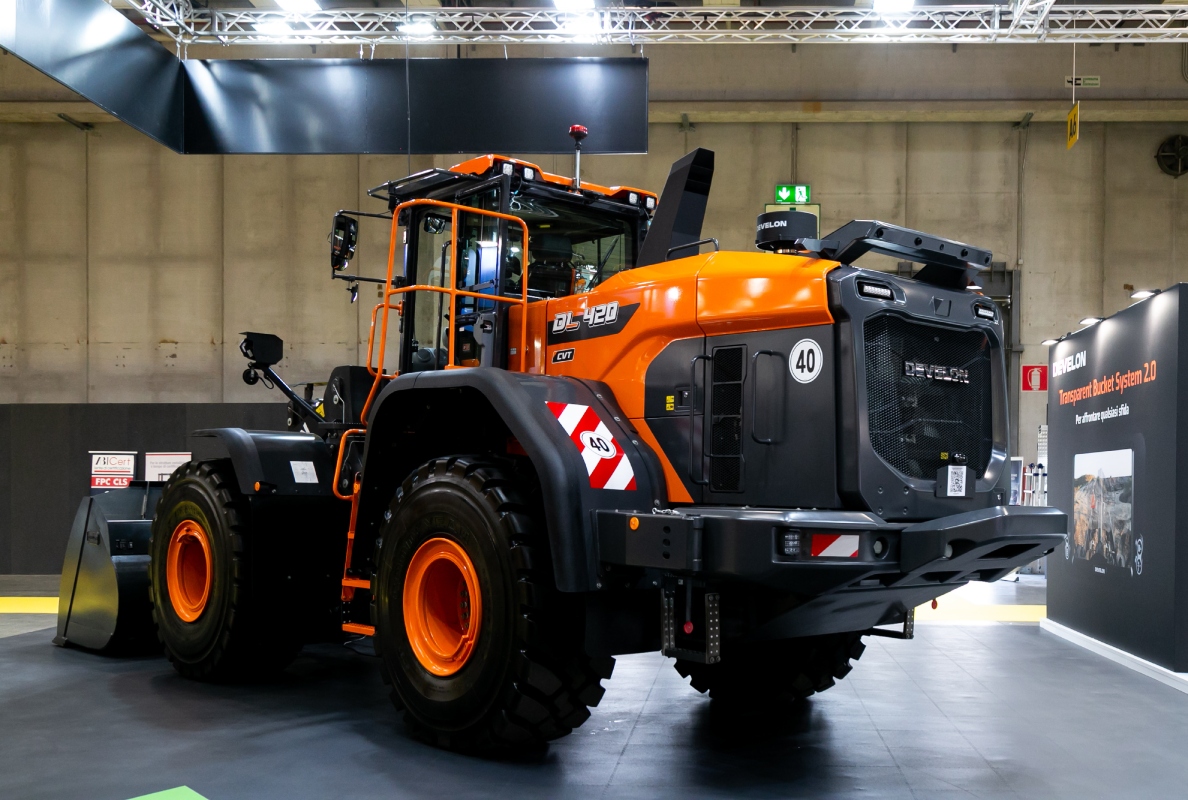 Double milestone at Samoter: Develon launches Series 9 and wins the Innovation Award with E-Stop technology