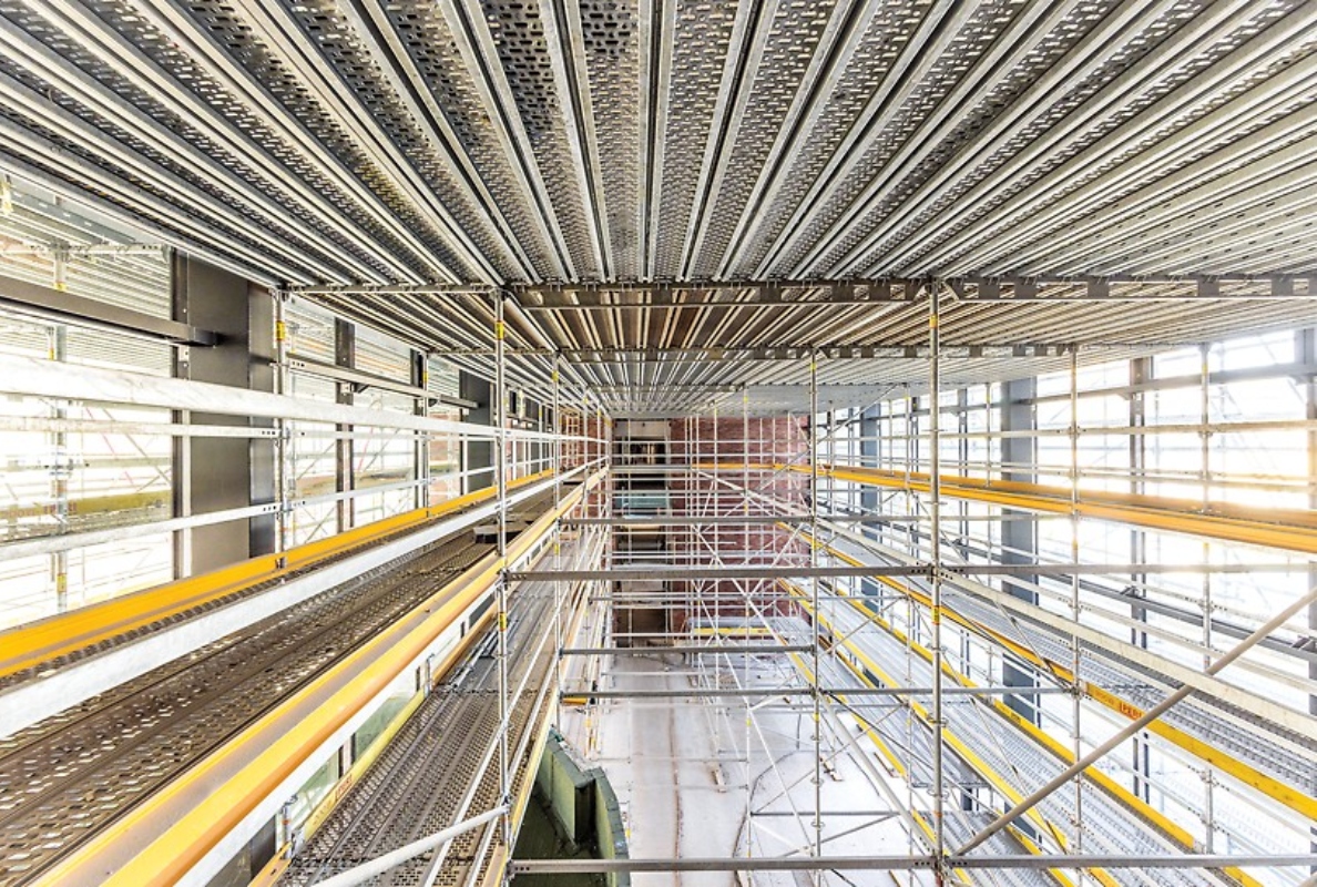 A special feature of the project is the lobby, where nearly 2,000 cubic metres of modular scaffolding supported the construction of the steel structure and the suspended ceiling.