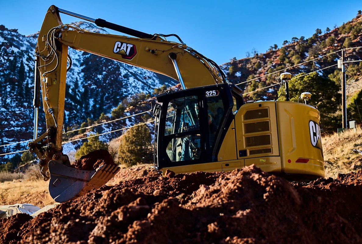 Cat® 325 Excavator with HD undercarriage
