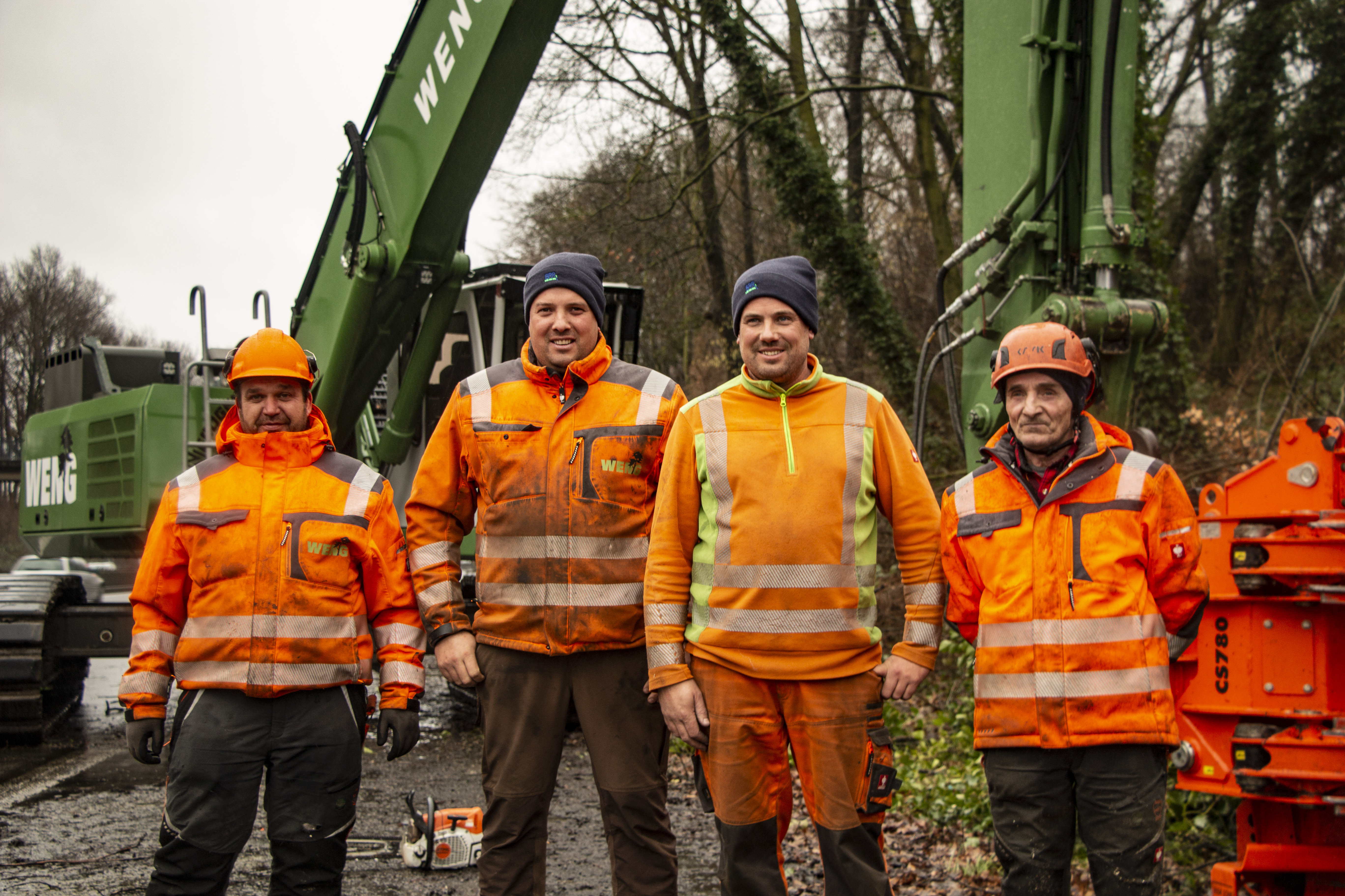 Marco and Torsten Weng (2nd and 3rd from left) have been active in tree felling for about 10 years. They are supported in this work by the employees Stanislav Sawada (right) and Grzegorz Jacek (left)