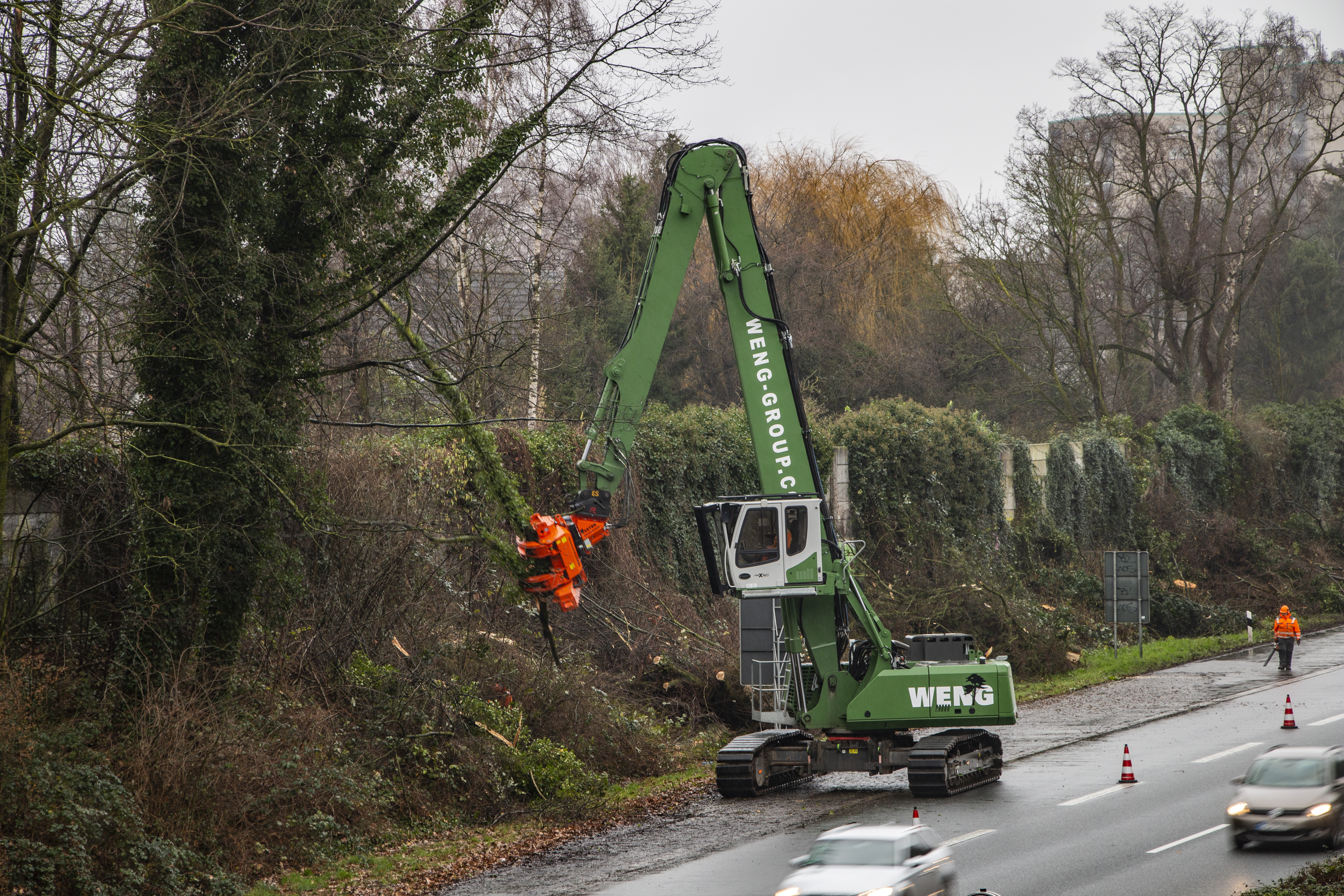 Use along the highway: The Weng Group uses a SENNEBOGEN 830 R-HDD for controlled tree felling. Even large trees can be removed quickly and safely and the traffic flows on.